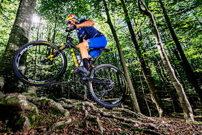 Vlad Dascălu sube por un sendero en Barcelona, España, el 1 de julio de 2020.