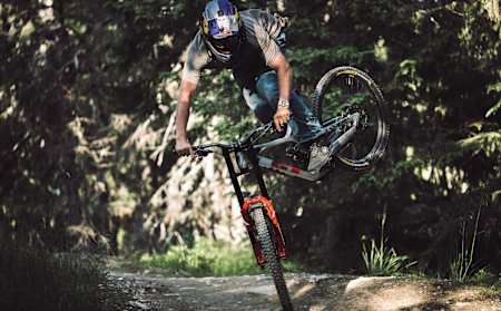 Brage Vestavik ride en VTT au Hafjell Bike Park, en Norvège, lors du tournage de Sound of Speed.