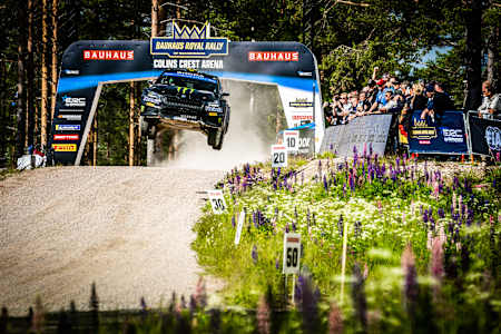 Oliver Solberg roule au volant de sa voiture lors du Championnat d'Europe des rallyes FIA à Karlstad en Suède.