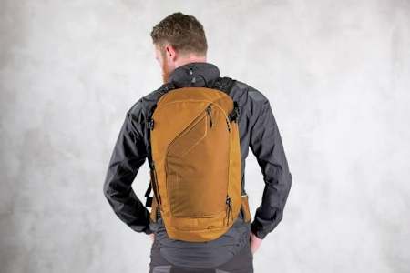 Sand-coloured Twenty backpack for MTB riders from Cube Edge.