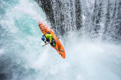 Rafa Ortiz se tira por las cataratas Spirit Falls en el río Little White Salmon en Washington el 25 de mayo de 2017.