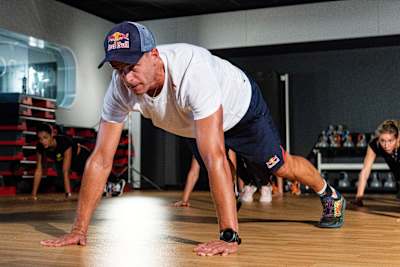 Vor dem HIIT-Workout solltest du dich unbedingt locker machen