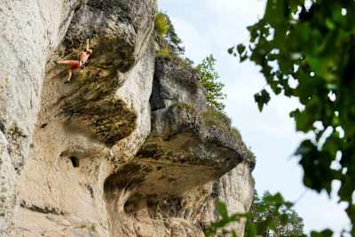 Kletterer am Fels in der Fränkischen Schweiz.