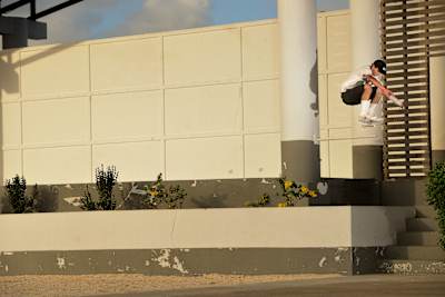 L'Américain Zack Wallin réalise un ollie en skateboard au-dessus d'un escalier dans les rues de Belize.