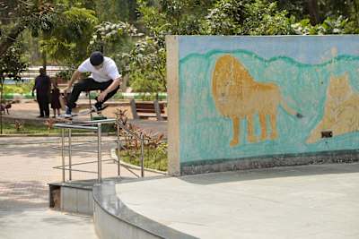 Jaakko Ojanen hace un backside 180 en Chennai, India, en 2017