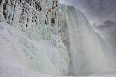 Le grimpeur Will Gadd escalade les chutes du Niagara gelées et devient la première personne à réaliser cette ascension.