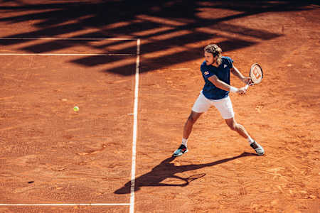 Stefanos Tsitsipas juega en Marbella el 25 de abril de 2022.