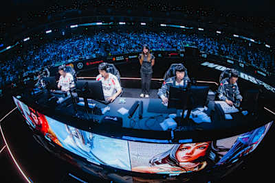 Anyone's Legend spielen auf der Bühne der League of Legends Worlds 2025 Knockout Stage am 31. Oktober 2025 in Shanghai, China.