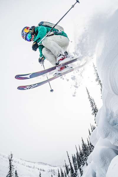 Michelle Parker fährt im Backcountry in Chatter Creek, British Columbia.