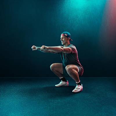 Un atleta de Red Bull muestra cómo hacer una sentadilla.