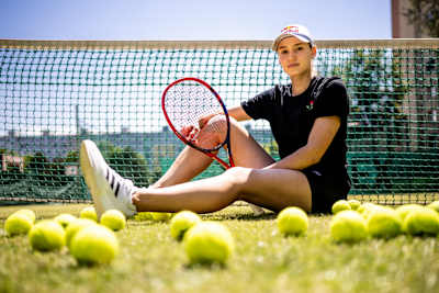 Tenis oyuncusu Elena Rybakina'nın çim korttaki görüntüsü.