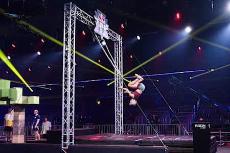 Noa Diorgina mit einem Salto bei Red Bull Jump & Run