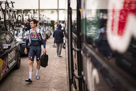 Toni Palzer auf dem Weg zum Team-Bus von Red Bull - BORA - hansgrohe