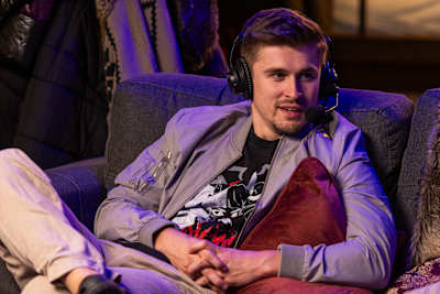 Ludwig commentates on proceedings at the Tarik x Ludwig Invitational 2 event