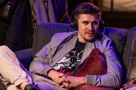 Ludwig commentates on proceedings at the Tarik x Ludwig Invitational 2 event