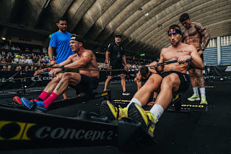 Jake Dearden fait du rameur lors du championnat du monde Hyrox à Nice, en France, le 9 juin 2024. 