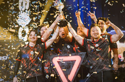 G2 Esports célèbre sa victoire lors de la Finale mondiale de Red Bull Home Ground à New York, aux États-Unis, le 16 novembre 2025.