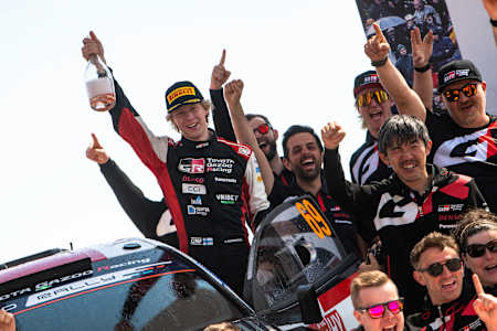 Kalle Rovanperä celebra su primera victoria de 2023 en el Rally de Portugal.