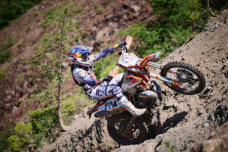Mani Lettenbichler en el camino hacia la cima en el Red Bull Erzbergrodeo.