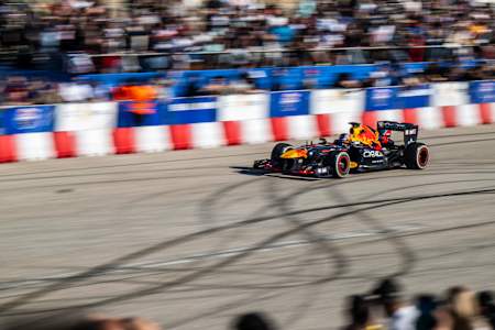 O Patrick Friesacher προσφέρει θέαμα με την RB7