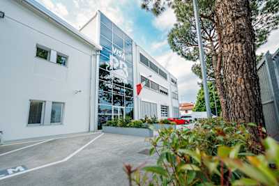 Visa Cash App RB F1 Hauptgebäude in der Visa Cash App RB F1 Teamfabrik in Faenza, Italien im Mai 2024. 