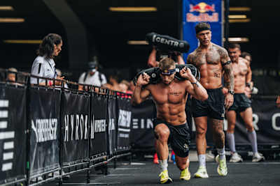 Jake Dearden réalisent des fentes lestées lors du championnat du monde Hyrox à Nice, en France, le 9 juin 2024. 