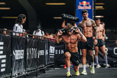 Jake Dearden réalisent des fentes lestées lors du championnat du monde Hyrox à Nice, en France, le 9 juin 2024. 