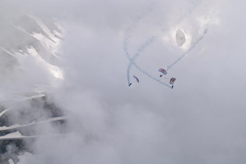 Primul zbor cu wingsuit-ul deasupra Transfăgărășanului