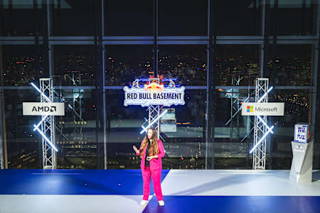 Sophia Lick, da Alemanha, faz o seu último pitch da sua ideia MindLeague ao juri da Final Mundial do Red Bull Basement, a 5 de dezembro 2024, em Tóquio.