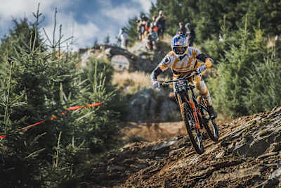 Gee Atherton racing during qualifying at Red Bull Hardline 2022.