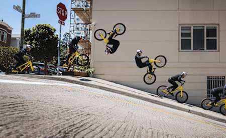 Danny MacAskill mit einem Frontflip auf seinem speziell angefertigten Santa Cruz Trial-Bike in San Francisco.