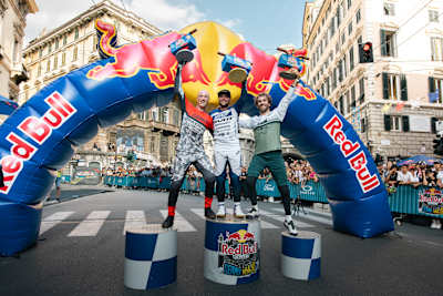 Das Podium des Red Bull Genua Cerro Abajo 2025 mit zwei Europäern und einem Brasilianer auf der obersten Stufe.