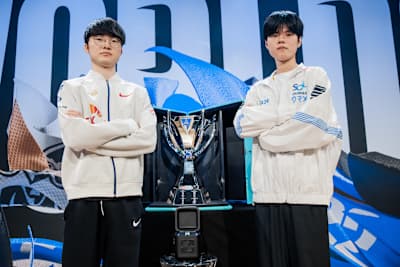 T1'den Lee "Faker" Sang-hyeok (solda) ve DRX'ten Kim "Deft" Hyuk-kyu, 3 Kasım 2022'de San Francisco, Kaliforniya'da düzenlenen League of Legends Dünya Şampiyonası öncesi poz veriyor.