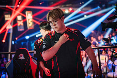 Un jugador de T1 durante el partido contra FUT Esports en el Red Bull Home Ground 2024 de Berlín.