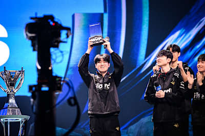 Zeus célèbre le prix MVP lors du championnat du monde de League of Legends à Séoul, en Corée du Sud, le 19 novembre 2023.