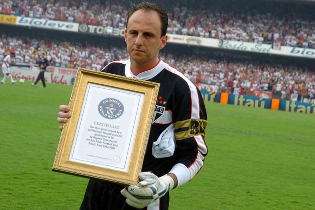 Rogério Ceni exibe sua placa do Guinness após superar Chilavert