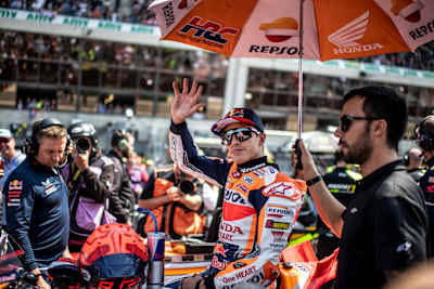 Marc Márquez aus Spanien winkt den Fans zu, vor dem Start der MotoGP in Le Mans, Frankreich, am 14. Mai 2023.