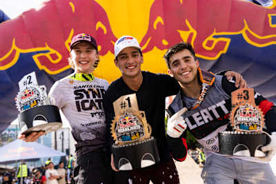 Jackson Goldstone, Camilo Sánchez y Felipe Agurto celebran sus puestos en el podio durante la Red Bull Guanajuato Cerro Abajo, en Guanajuato, México, el 25 de marzo de 2023.