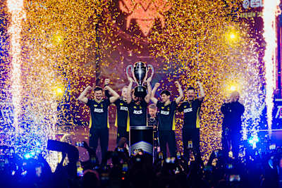 El Equipo Vitality levanta el trofeo en el IEM Cracovia en febrero de 2026.
