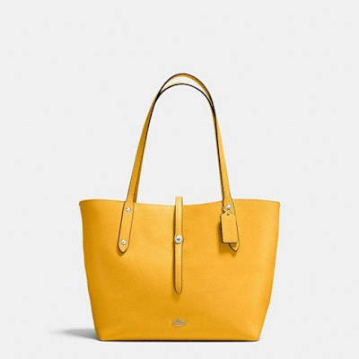 Una imagen de un bolso de cuero de color amarillo.