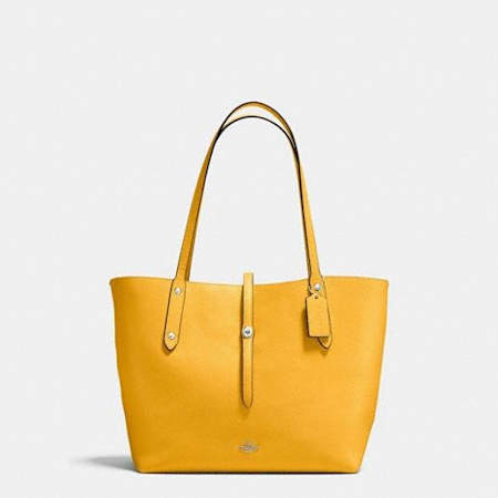 Una imagen de un bolso de cuero de color amarillo.