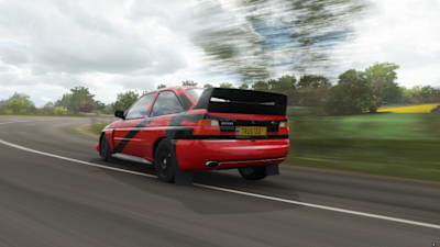 Una captura de pantalla del Ford Escort RS Cosworth 1992 en Forza Horizon 4.