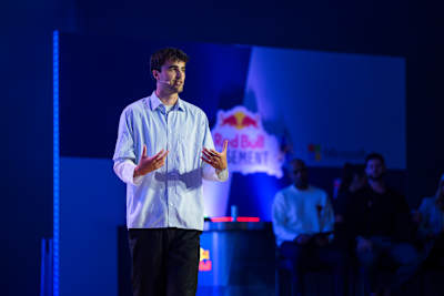 Ako jeden z desiatich finalistov svetového finále Red Bull Basement predstavil Dán Gustav Jacobsen 3. júna 2026 v San Franciscu v Kalifornii (USA) svoj nápad s názvom „Seabed Surveillance“.