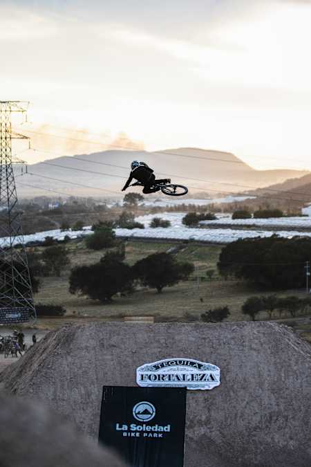 Le rider William Robert saute en vélo lors de la Freeride Fiesta à Jalisco au Mexique en 2022.