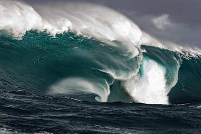 Big wave The Right photographed by Ren McGann.