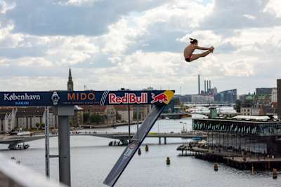 Jonas Madsen springer ud fra Operaen