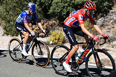 Primož Roglič ed Enric Mas si sfidano durante La Vuelta - 81° Giro di Spagna 2026, 19ª tappa di 210,8 km da Vélez-Málaga a Peñas Blancas, l'11 settembre 2026 a Estepona, in Spagna.