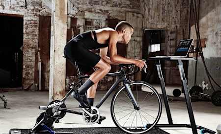 Sportler am Wahoo-Turbo-Trainer.