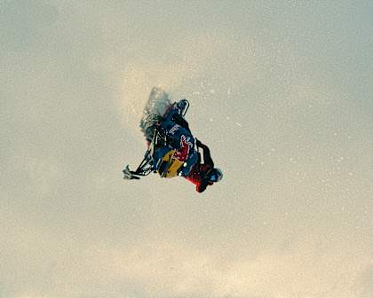 Andreas Bergmark gör världens första backcountry front flip på snöskoter under sin projektfilmning för The Big 5 i Riksgränsen, Sverige i juni 2023.