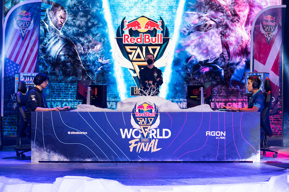 Παίκτες εν δράσει, πάνω στην σκηνή, στο Red Bull Solo Q στο Μόναχο, Γερμανίας, στις 4 Δεκεμβρίου 2021.